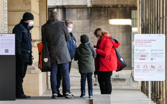 4月9日，在德國首都柏林新博物館的入口，工作人員檢查參觀者的新冠病毒檢測陰性證明。（圖源：新華社）