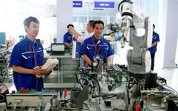 實習生在市高科技園區所屬先進自動化車間進行實習。（圖源：越通社）