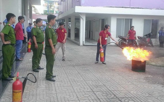 在居民區進行消防演習。