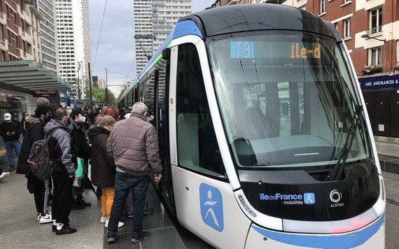 民眾乘坐新線路有軌電車。（圖源：互聯網）