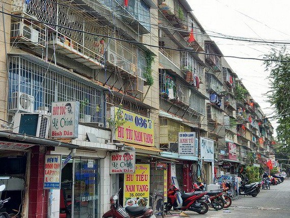 平盛郡清多公寓區居民使用鐵網圍住，導致消防工作遇到困難。