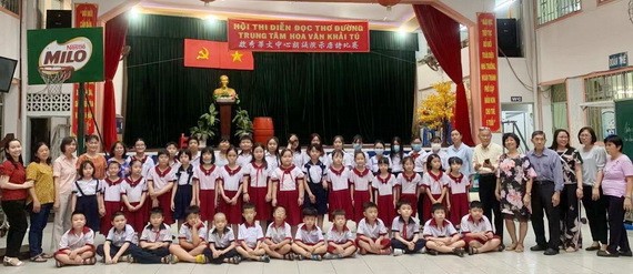 參賽增強班學生與校長、老師合照。