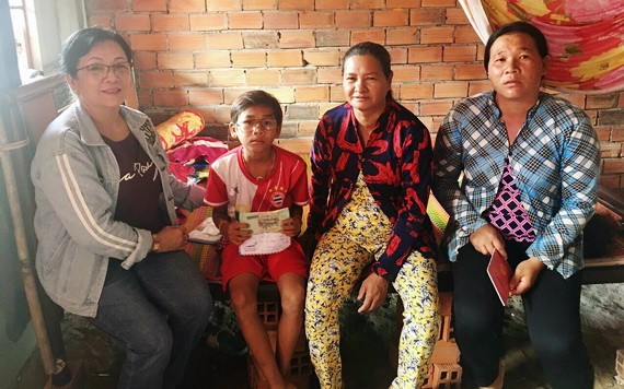 華人熱心人士何飛燕(左一)向石冬小朋友家庭轉交手術經費。