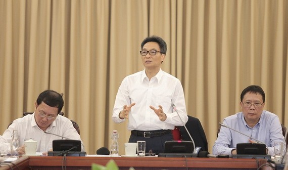 政府副總理武德膽（中）在會議上發言。（圖源：T.L）