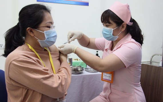 醫護人員接種疫苗。（圖源：楊海）