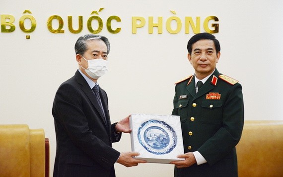 國防部長潘文江上將（右）向中國駐越南特命全權大使熊波贈送紀念品。（圖源：芳玲）