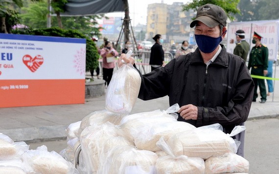 新冠肺炎疫情對我國經濟帶來顯著的影響。圖為一名家境困難者在領取免費食品。（圖源：秋莊）