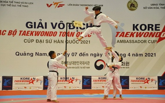 運動員在比賽中展示自創品勢。（圖源：互聯網）