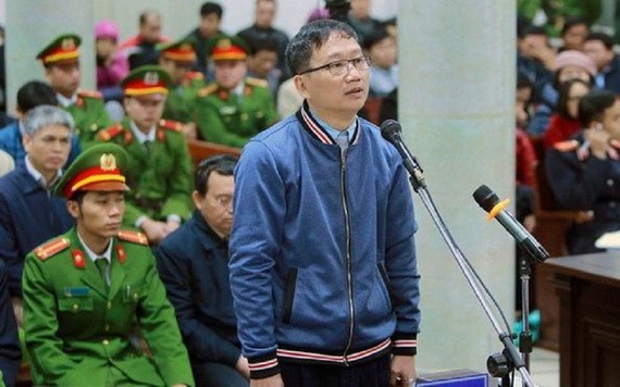 圖為去年出庭受審時的被告人鄭春清站在被告席上回答審判長問案。（圖源：廷長）