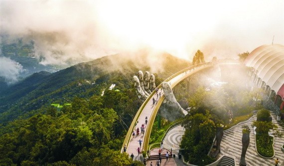 金橋在雲煙繚繞間若隱若現，彷彿走進蓬萊仙境中。