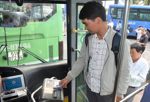 乘客上車刷卡。