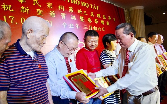 畢氏宗祠理事長畢景焯向諸位長者贈送利是。