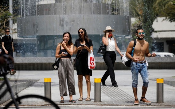 以色列衛生部宣佈，由於大部分人接種了冠病疫苗，以色列疫情日趨緩和，新增確診病例持續減少，人們在戶外無需佩戴口罩，但在室內還需佩戴口罩，並保持社交距離。 （圖源：路透社）