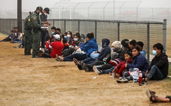 圖為2021年4月10日在德克薩斯州La Joya越過美墨邊境的非法移民。（圖源：互聯網）