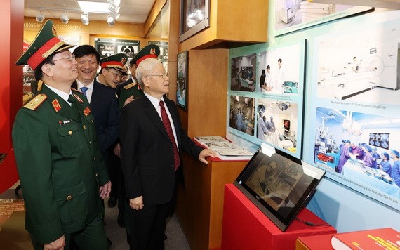 總書記阮富仲參觀 108 醫院圖片展。