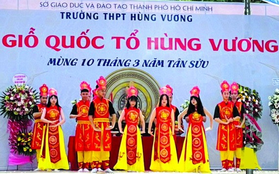 雄王高中學校學生表演節目。