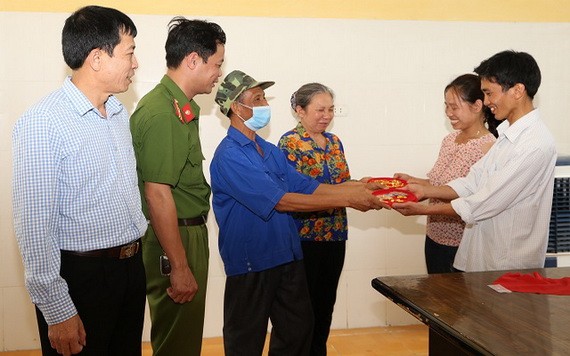 在公安代表的見證下，阮文碧夫婦將撿到的金飾交還失主阮文潔夫婦。（圖源：俊明）