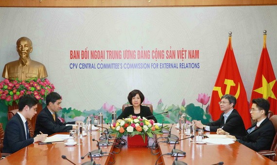 中央對外部副部長阮氏黃雲（中）出席會議並發言。（圖源：越通社）