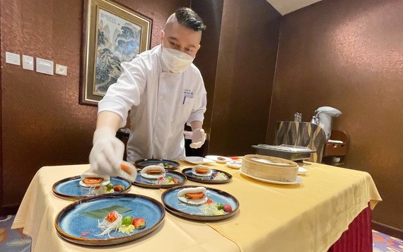 李師傅在包廂現場為貴賓烹飪。