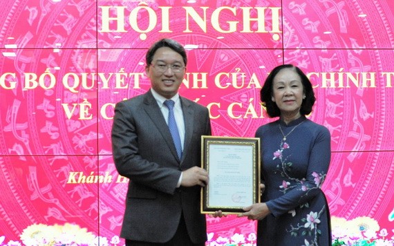 阮海寧同志（左）從中央組織部長張氏梅手中接過人事委任《決定》。（圖源：文玉）