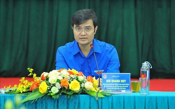 共青團中央書記處常務書記裴光輝（左五）在會議上作出總結報告。（圖源：越通社）