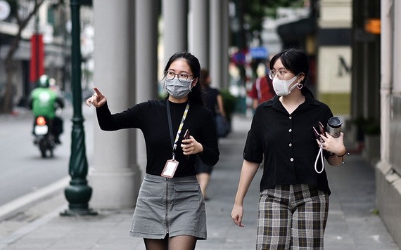 市民外出佩戴口罩，嚴格遵循防疫措施。（圖源：垂楊）