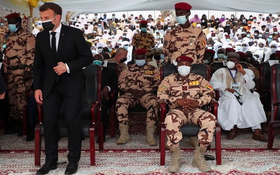 法國總統馬克龍（前左）出席德比的葬禮。（圖源：路透社）