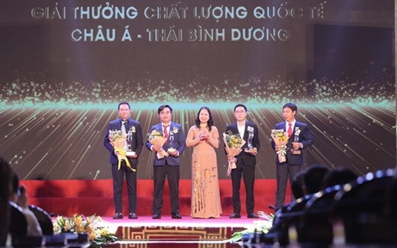 國家副主席武氏映春（中）向得獎企業頒發獎項。（圖源：文峰）