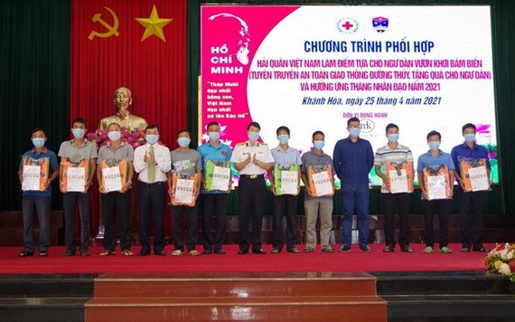 組委會向在芽莊港的漁民贈送救生衣。（圖源：文玉）