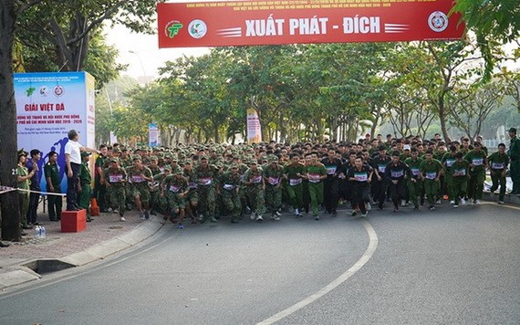 傳統越野賽跑出發時的氣氛充滿活力。（圖源：VOV）