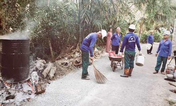 陳明忠與成員們正在修補一段損壞的道路。