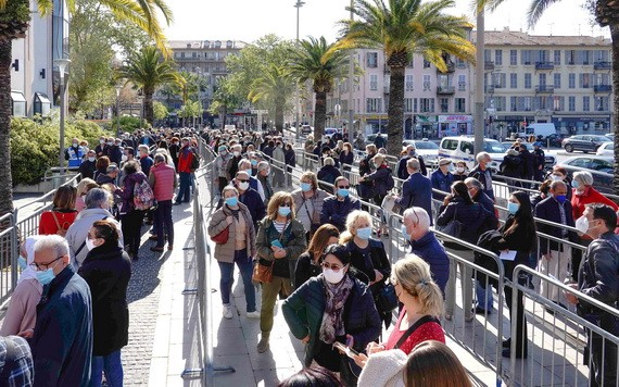 4月10日，人們在法國尼斯一家展覽中心設立的新冠疫苗接種中心排隊等待接種疫苗。