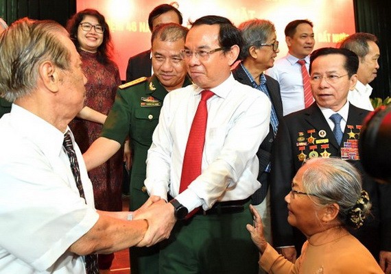 市委書記阮文年與革命老前輩交談。（圖源：光定）