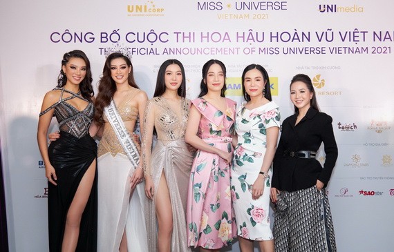 佳麗們在2021年越南寰宇小姐比賽新聞發佈會上亮相。（圖源：VOV）