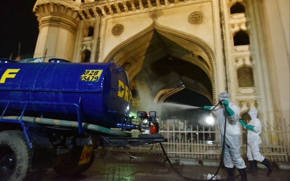 工作人員在印度海得拉巴夜間宵禁時進行消殺作業。（圖源：新華社）