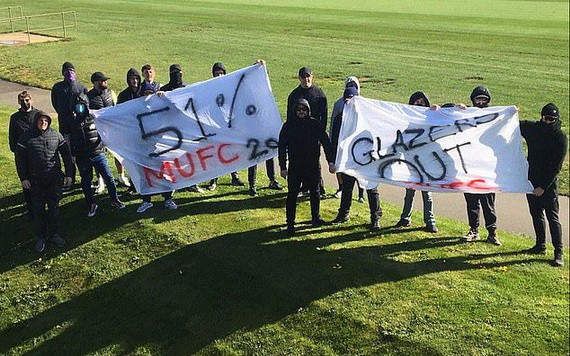 曼聯球迷闖訓練基地抗議。（圖源：互聯網）