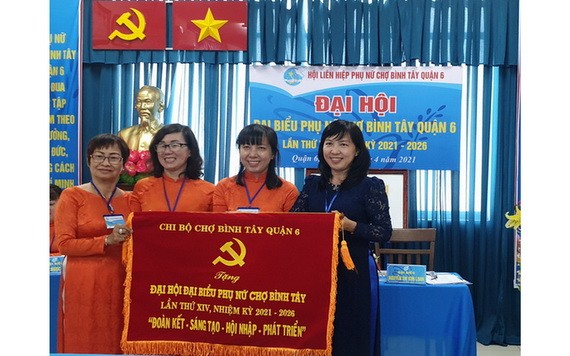 華人商販應氏蓮(左一)與各代表領取錦旗。