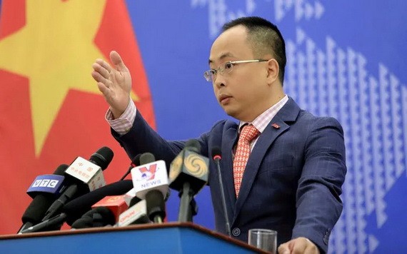 外交部副發言人段克越在記者會上答記者提問。（圖源：成功）