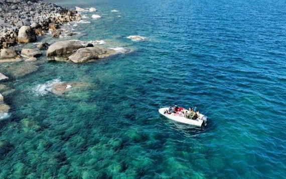 穎角海水清澈無比。