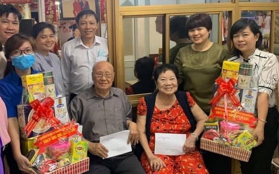 第五郡人委會副主席張明喬(右二)問候華人革命有功者林漢強伉儷。