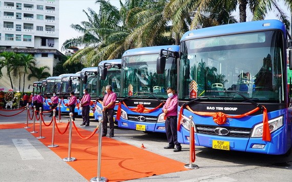 本市 4條豪華巴士線投入運營儀式現場。（圖源：朱福）