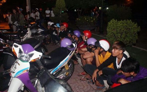 被扣押的飆車團夥及摩托車。（圖源：交警局）