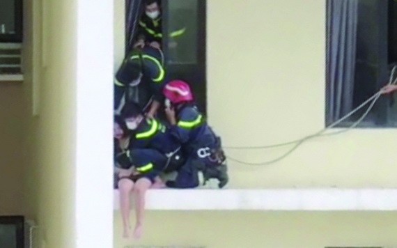 成功解救擬跳樓自殺女子