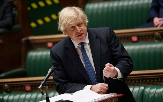 圖為2021年3月10日，英國首相約翰遜出席下議院會議。（圖源：路透社）