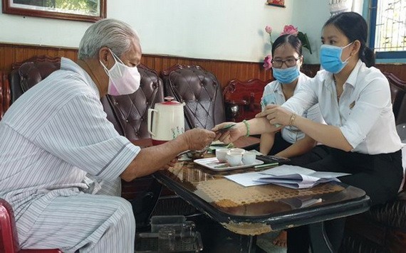 社保公務員親自上門為退休者支付退休金。（圖源：T.N）