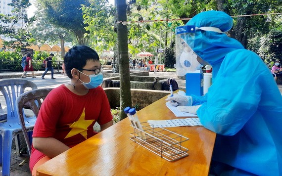 在公共場所隨機抽樣檢測新冠病毒。