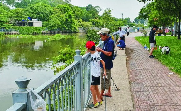 須整頓在護岸釣魚情況
