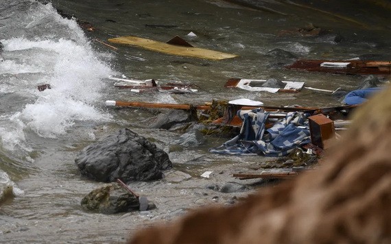 移民船已成為碎片。（圖源：AP）