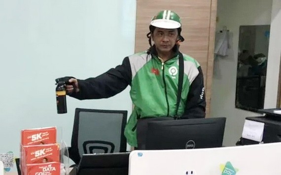 被當場捉獲的劫匪阮天玉及作案工具的催淚劑。（圖源：靈芝）