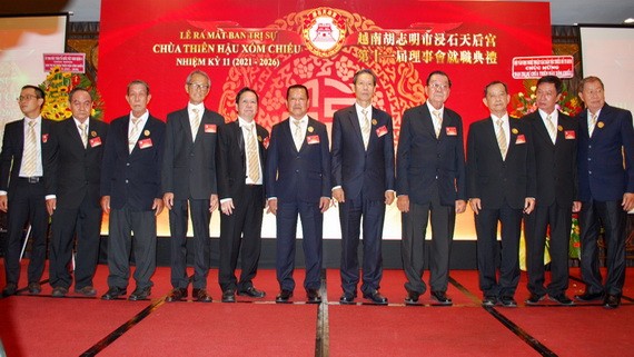 市浸石天后宮理事長張敬和（中）與全體理事會合照。